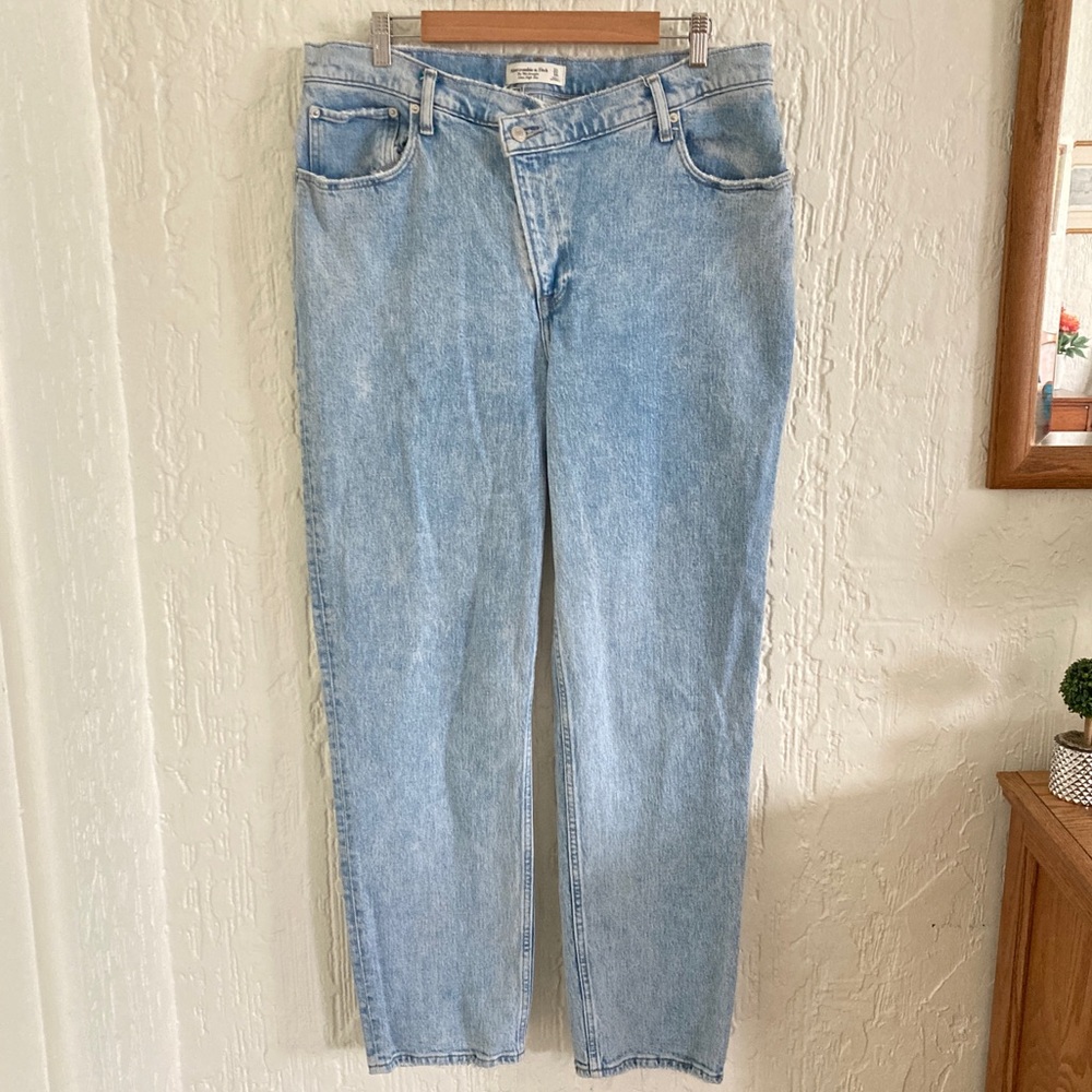 Abercrombie & Fitch Ultra High Rise 90’s Straight Leg Jeans Size 16